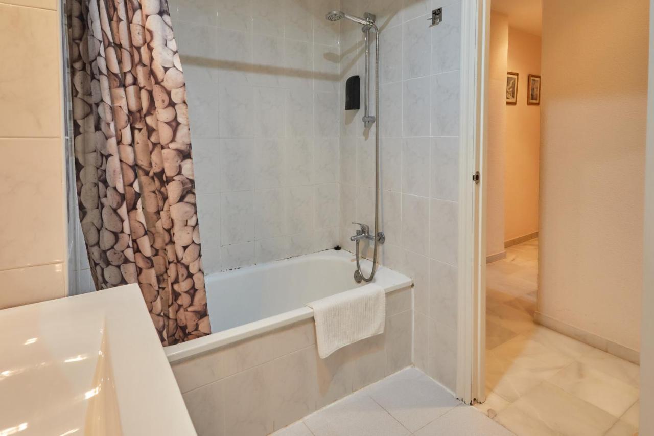 Two Bedrooms Leonor Davalos Sevilla Bagian luar foto